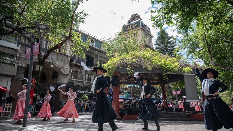 "Sábados sorprendentes" en la Peatonal Sarmiento: los shows que llegan en febrero